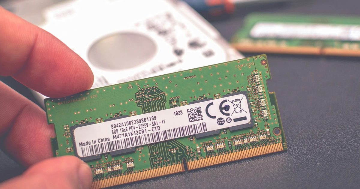 Samsung-DDR4-RAM-in-hand