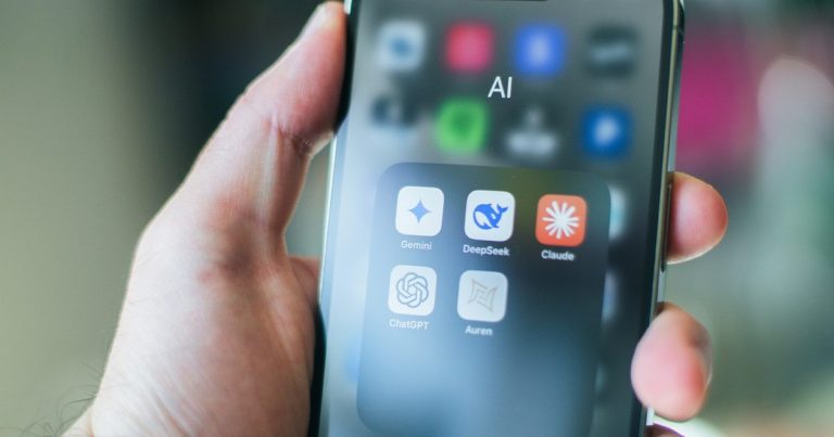 AI-Apps-installed-on-iPhone-Gemini-DeepSeek-Claude-ChatGPT-Auren