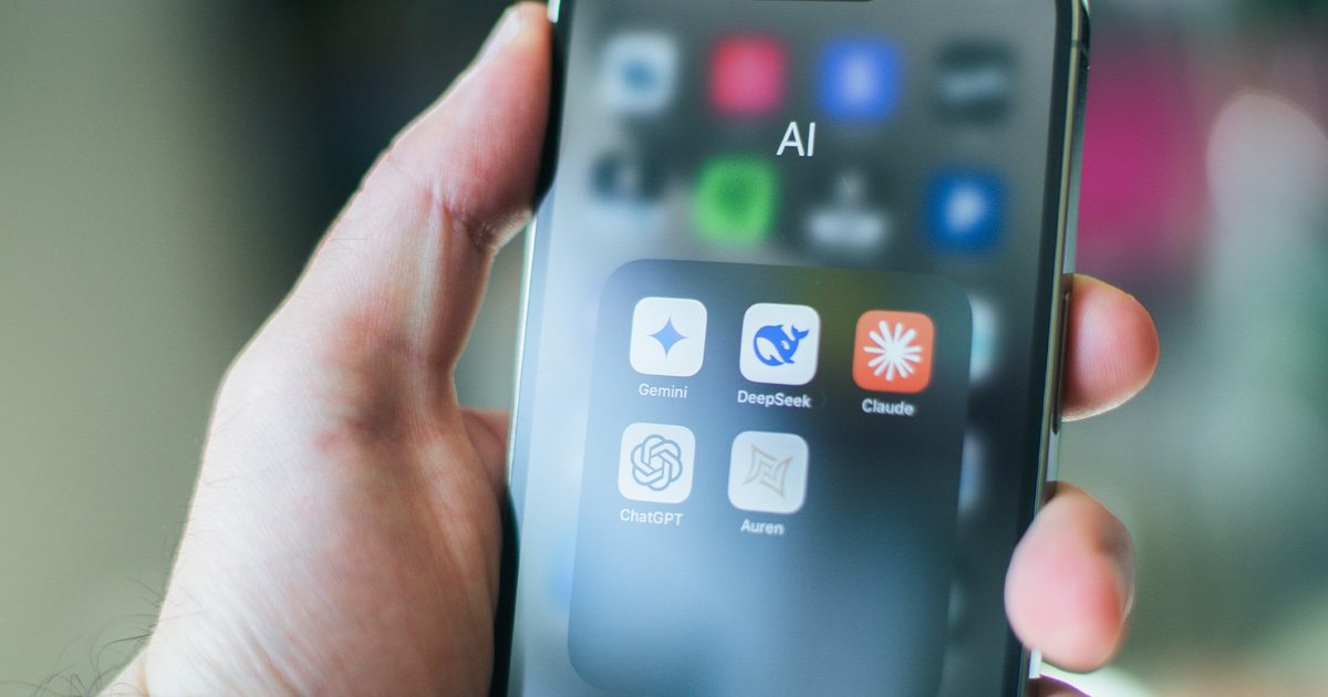 AI-Apps-installed-on-iPhone-Gemini-DeepSeek-Claude-ChatGPT-Auren