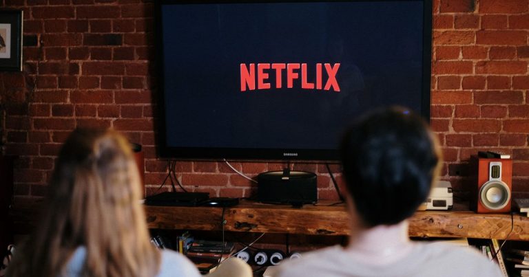 Netflix-on-TV-family-watching