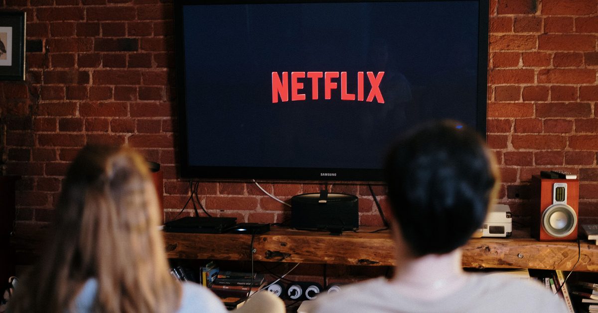 Netflix-on-TV-family-watching