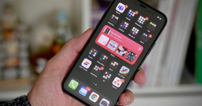 iphone-11-pro-screen-hand